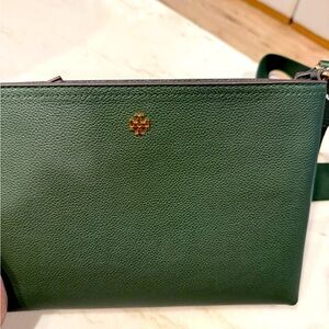 BRAND NEW Tory Burch Blake Swingpack crossbody pebble leather in Basil color